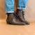 Bota amarrada salto baixo e bico fino - comprar online