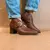 Bota salto médio com fivela - comprar online