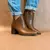 Bota salto médio corte V - comprar online
