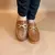 Mocassim com salto e detalhe em corrente
