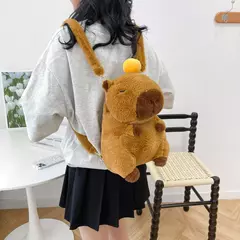 Mochila de capivara pelucia