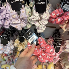 Colita scrunchie con personaje he5-160 en internet