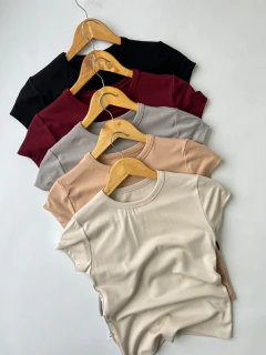 ¡LANZAMIENTO! 3x1 EN REMERAS BÁSICAS - tienda online