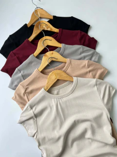 ¡LANZAMIENTO! 3x1 EN REMERAS BÁSICAS en internet
