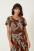 Blusa básica feminina estampa cafezal