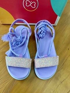 Sandália Infantil lilas com Brilho Amarração na Perna. na internet