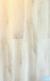 Piso SPC color Arce con textura símil madera natural, ideal para interiores. Formato rectangular con encastre click y base acústica incorporada.