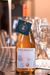 Etiqueta de vino Pielihueso Naranjo con colgante personalizado de Lía De Bárbara Sommelière.