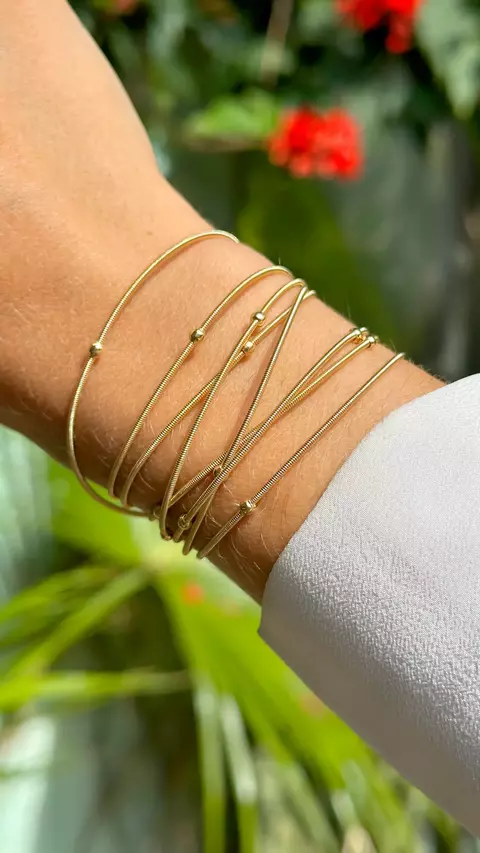 PULSEIRA FOLHEADO LISO CORDA DE VIOLÃO COM BOLINHAS E FECHO IMÃ 130CM