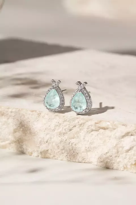 BRINCO FUSION TURMALINA LIGHT ZIRCONIA BRANCA GOTA COM CRAVAÇÃO EM GARRAS 6X8