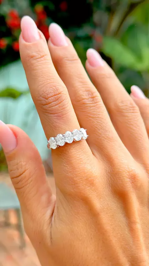 ANEL MOISSANITE 4X6MM 0,5CT/50 PONTOS - D VVS1 LAPIDAÇÃO OVAL 5 PEDRAS OVAIS
