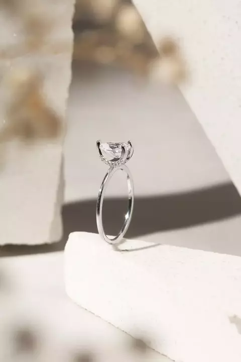 Anel Gota com Zircônias Brancas 6x8mm e Cravação em Garras - Prata 925