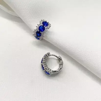 BRINCO ARGOLA COM ZIRCONIAS AZUIS REDONDAS EM PRATA 925