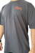 Remera gris de manga corta con logo naranja de marca deportiva en el pecho, modelo ajustado en un hombre