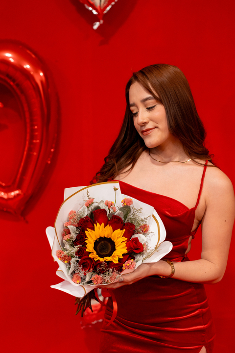 Ramo de 12 rosas + girasol