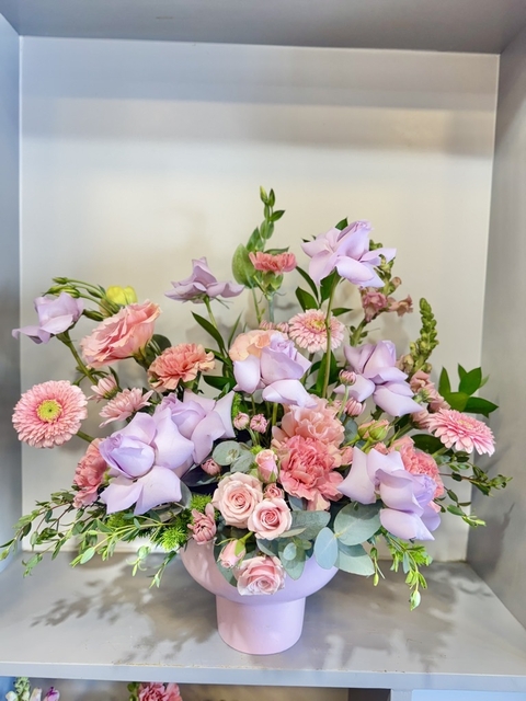 ARREGLO FLORAL TONOS LILAS