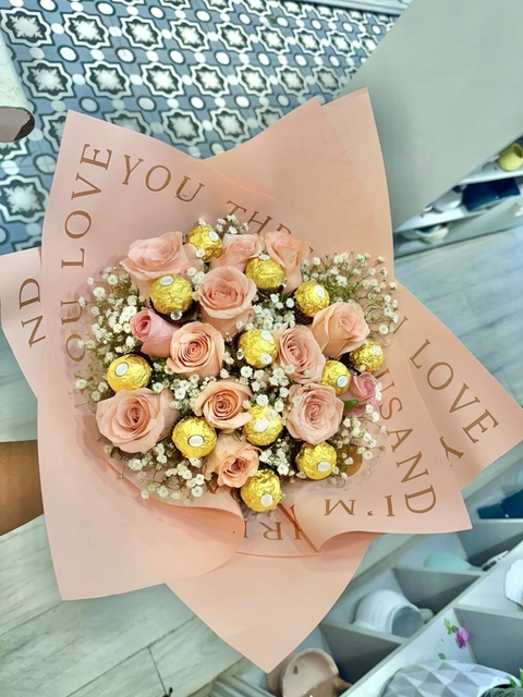 Ramo 12 rosas + chocolates