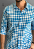 foto do tórax de um homem branco vestindo camisa masculina manga longa de algodão, com padrão xadrez azul e branco, em fundo cinza