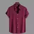 Camisa social masculina de manga curta na cor vinho, com gola e botões na frente.