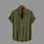 Camisa social masculina verde musgo de manga curta com gola estilo linho, abotoada na frente e com as mangas dobradas