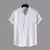 Camisa social masculina de manga curta com aspecto de linho, cor branca, com gola estilo mandarim, exibida em cabide contra fundo cinza