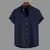 Camisa social masculina azul marinho de manga curta com gola estilo linho e botões brancos