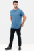 Camiseta estruturada com textura, gola média e corte ajustado, feita com algodão e fibras recicladas. Disponível nas cores Branco Calmo, Preto Silêncio, Azul Horizonte e Bege Essência – MR & Co.