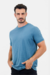 Camiseta estruturada com textura, gola média e corte ajustado, feita com algodão e fibras recicladas. Disponível nas cores Branco Calmo, Preto Silêncio, Azul Horizonte e Bege Essência – MR & Co.