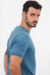 Camiseta estruturada com textura, gola média e corte ajustado, feita com algodão e fibras recicladas. Disponível nas cores Branco Calmo, Preto Silêncio, Azul Horizonte e Bege Essência – MR & Co.