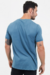 Camiseta estruturada com textura, gola média e corte ajustado, feita com algodão e fibras recicladas. Disponível nas cores Branco Calmo, Preto Silêncio, Azul Horizonte e Bege Essência – MR & Co.