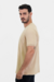 Camiseta estruturada com textura, gola média e corte ajustado, feita com algodão e fibras recicladas. Disponível nas cores Branco Calmo, Preto Silêncio, Azul Horizonte e Bege Essência – MR & Co.