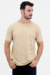 Camiseta estruturada com textura, gola média e corte ajustado, feita com algodão e fibras recicladas. Disponível nas cores Branco Calmo, Preto Silêncio, Azul Horizonte e Bege Essência – MR & Co.