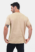 Camiseta estruturada com textura, gola média e corte ajustado, feita com algodão e fibras recicladas. Disponível nas cores Branco Calmo, Preto Silêncio, Azul Horizonte e Bege Essência – MR & Co.