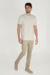Camiseta estruturada com textura, gola média e corte ajustado, feita com algodão e fibras recicladas. Disponível nas cores Branco Calmo, Preto Silêncio, Azul Horizonte e Bege Essência – MR & Co.