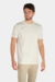 Camiseta estruturada com textura, gola média e corte ajustado, feita com algodão e fibras recicladas. Disponível nas cores Branco Calmo, Preto Silêncio, Azul Horizonte e Bege Essência – MR & Co.