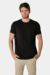 Camiseta estruturada com textura, gola média e corte ajustado, feita com algodão e fibras recicladas. Disponível nas cores Branco Calmo, Preto Silêncio, Azul Horizonte e Bege Essência – MR & Co.
