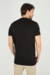 Camiseta estruturada com textura, gola média e corte ajustado, feita com algodão e fibras recicladas. Disponível nas cores Branco Calmo, Preto Silêncio, Azul Horizonte e Bege Essência – MR & Co.