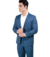 Terno slim masculino confeccionado em tecido de poliviscose, ideal para quem busca sofisticação com caimento ajustado. Acompanha blazer estruturado com acabamento premium, forro estampado e pesponto aparente, além de calça de corte regular com fechamento 