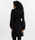 Mulher vestindo o Trench Coat Essencial preto da MR & Co., peça minimalista e elegante feita em moletom felpado com toque macio. Casaco confortável e versátil com gola dupla, ideal para dias frios com estilo e propósito. Moda consciente com menos impacto 