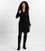 Mulher vestindo o Trench Coat Essencial preto da MR & Co., peça minimalista e elegante feita em moletom felpado com toque macio. Casaco confortável e versátil com gola dupla, ideal para dias frios com estilo e propósito. Moda consciente com menos impacto 
