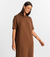 Mulher vestindo o Vestido Longo Essencial preto da MR & Co., feito em algodão sustentável com caimento reto e confortável. Uma peça minimalista e atemporal, ideal para quem busca moda consciente, estilo versátil e elegância no dia a dia.