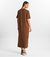 Mulher vestindo o Vestido Longo Essencial preto da MR & Co., feito em algodão sustentável com caimento reto e confortável. Uma peça minimalista e atemporal, ideal para quem busca moda consciente, estilo versátil e elegância no dia a dia.