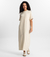 Mulher usando o Vestido Longo Essencial branco da MR & Co., produzido em algodão macio com toque leve e design minimalista. Vestido sustentável, confortável e versátil, pensado para mulheres que valorizam o essencial com sofisticação e propósito.