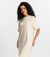 Mulher usando o Vestido Longo Essencial branco da MR & Co., produzido em algodão macio com toque leve e design minimalista. Vestido sustentável, confortável e versátil, pensado para mulheres que valorizam o essencial com sofisticação e propósito.