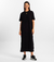 Mulher vestindo o Vestido Longo Essencial preto da MR & Co., feito em algodão sustentável com caimento reto e confortável. Uma peça minimalista e atemporal, ideal para quem busca moda consciente, estilo versátil e elegância no dia a dia.