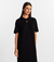 Mulher vestindo o Vestido Longo Essencial preto da MR & Co., feito em algodão sustentável com caimento reto e confortável. Uma peça minimalista e atemporal, ideal para quem busca moda consciente, estilo versátil e elegância no dia a dia.