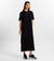 Mulher vestindo o Vestido Longo Essencial preto da MR & Co., feito em algodão sustentável com caimento reto e confortável. Uma peça minimalista e atemporal, ideal para quem busca moda consciente, estilo versátil e elegância no dia a dia.
