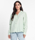 A Camisa Feminina Manga Longa Endless é uma peça versátil e elegante para o guarda-roupa feminino. Feita em linho light, oferece conforto e sofisticação. Destaca-se pela gola dupla, que adiciona um toque de charme ao visual. O franzido localizado na manga