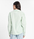 A Camisa Feminina Manga Longa Endless é uma peça versátil e elegante para o guarda-roupa feminino. Feita em linho light, oferece conforto e sofisticação. Destaca-se pela gola dupla, que adiciona um toque de charme ao visual. O franzido localizado na manga