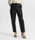 A Calça Corino Alfaiataria - Preto Silêncio é a escolha perfeita para um look moderno e sofisticado. Confeccionada em material sintético de alta qualidade, oferece caimento estruturado e confortável. O cós com revel interno e pences garante um ajuste impe